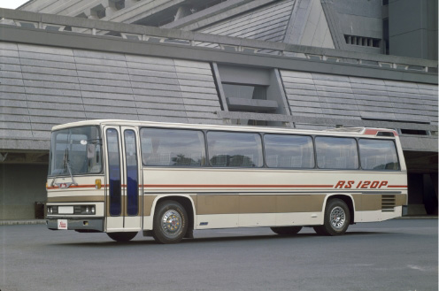 первый туристический автобус HINO