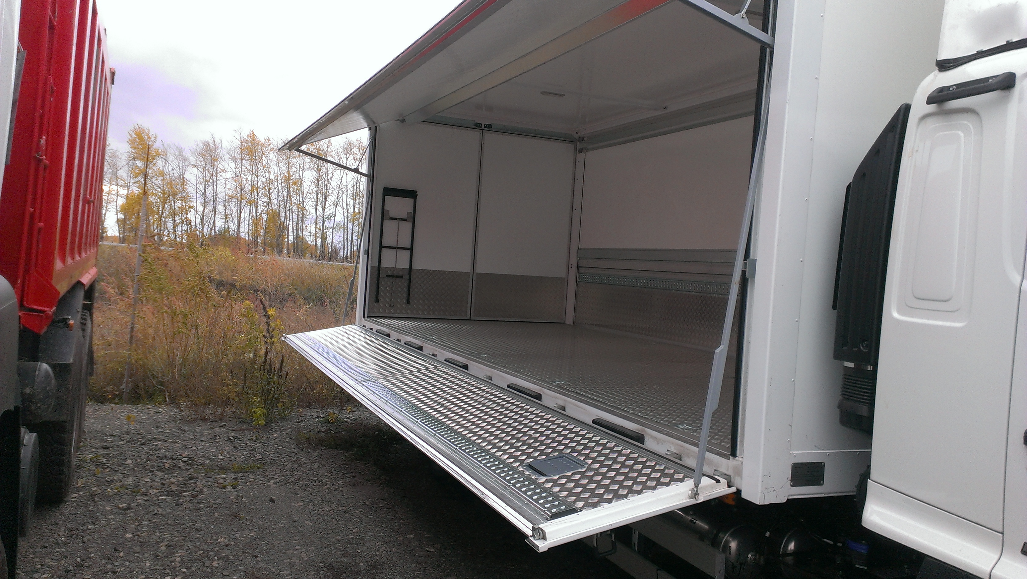 HINO с фургоном «Swing-master» с трехсторонней погрузкой