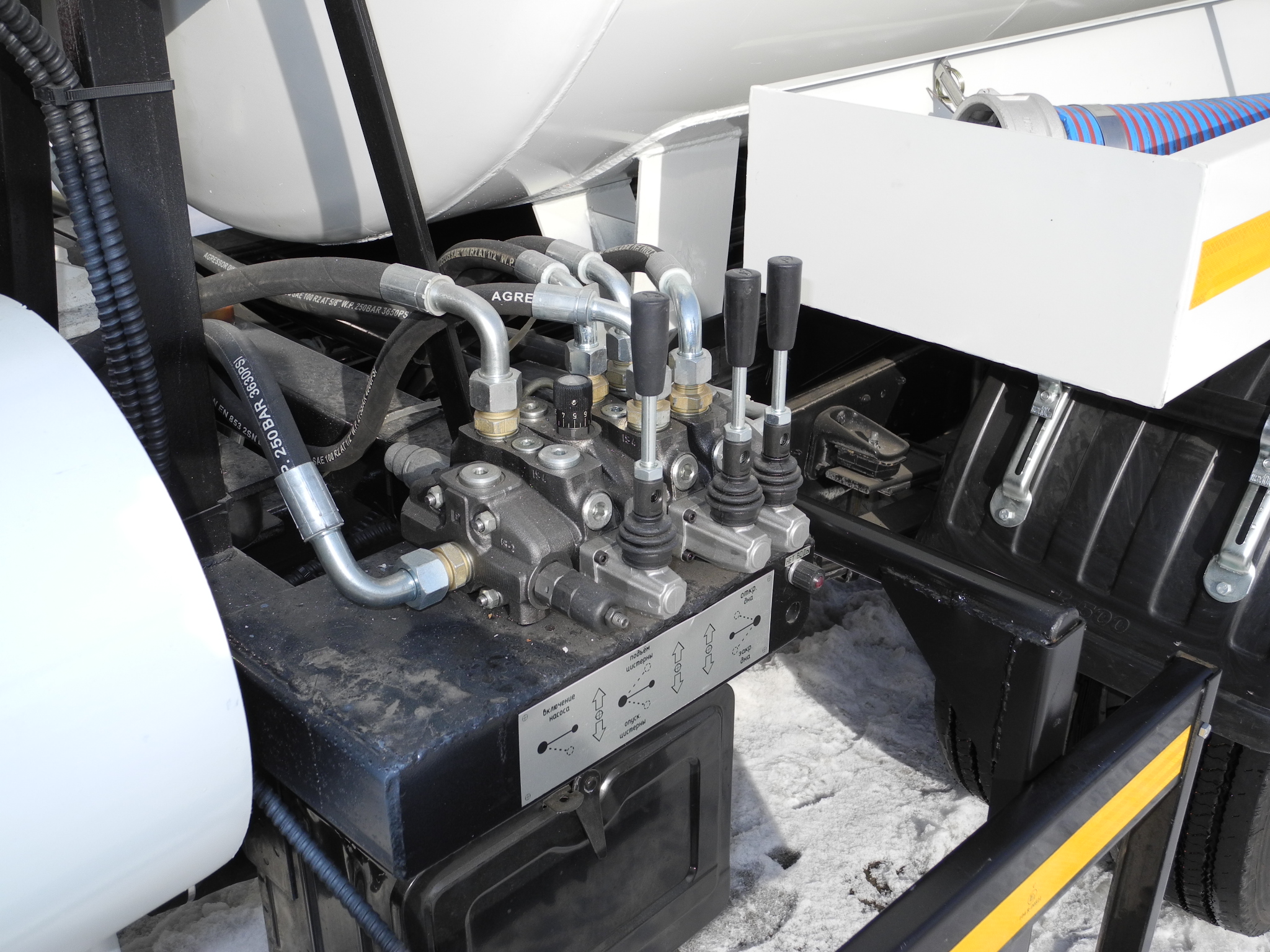 Илосос на базе шасси HINO 300