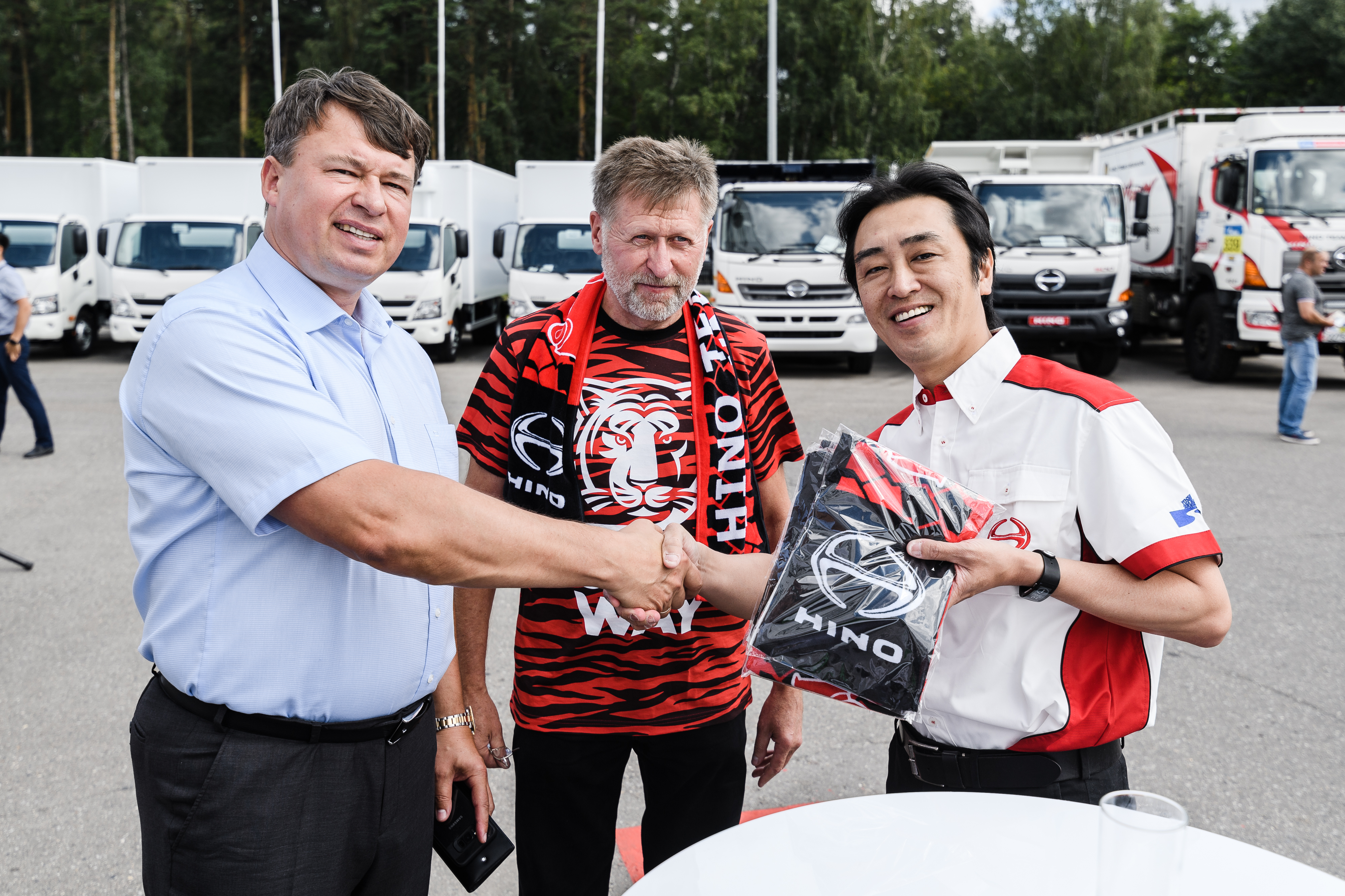 Экспозиция раллийных грузовиков и встреча с HINO TEAM SUGAWARA в Москве