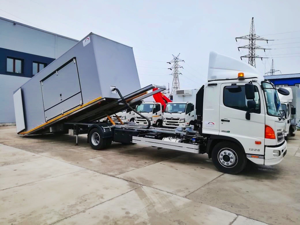 HINO 500 GD8JMUG для перевозки коллекционных автомобилей