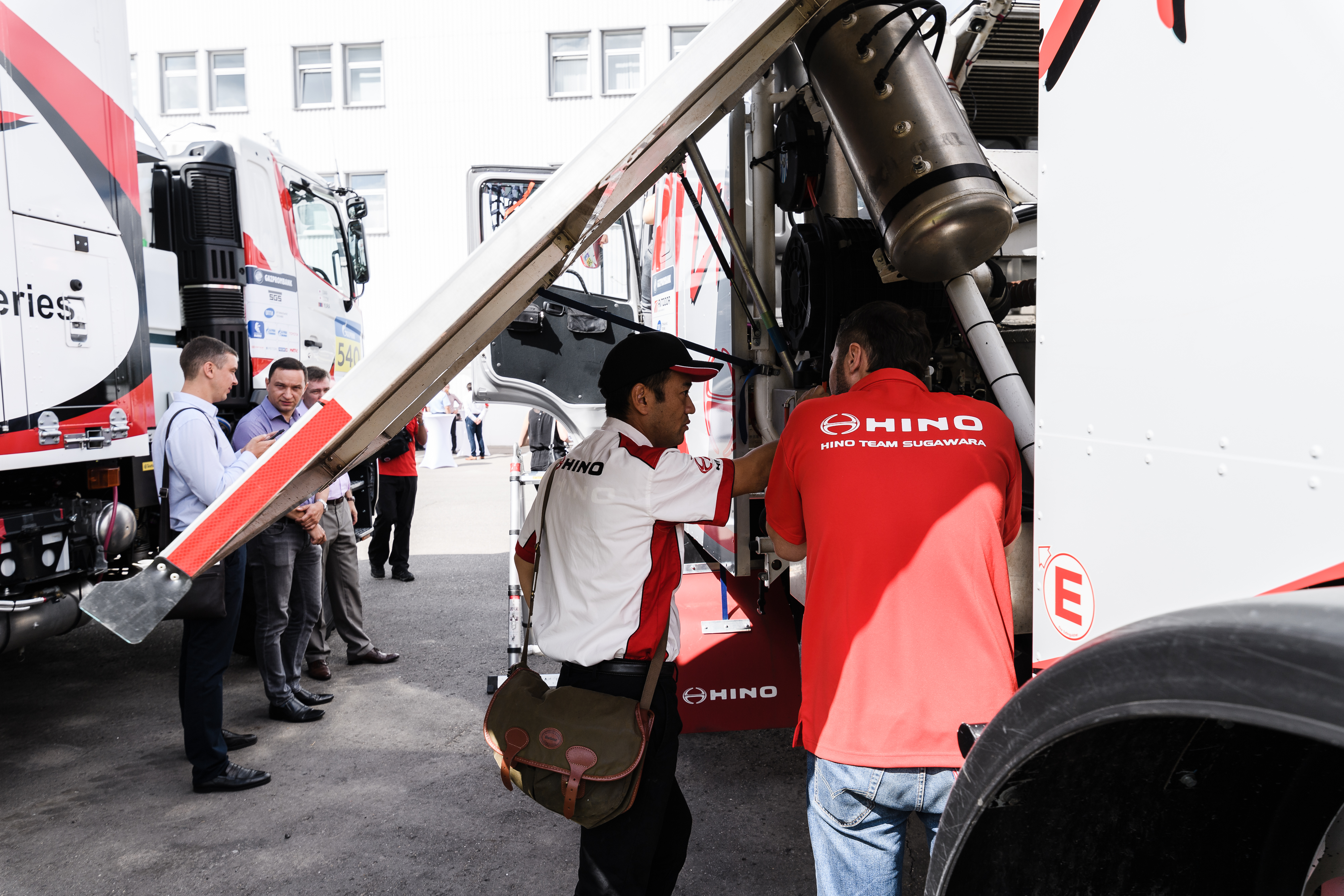 Экспозиция раллийных грузовиков и встреча с HINO TEAM SUGAWARA в Москве