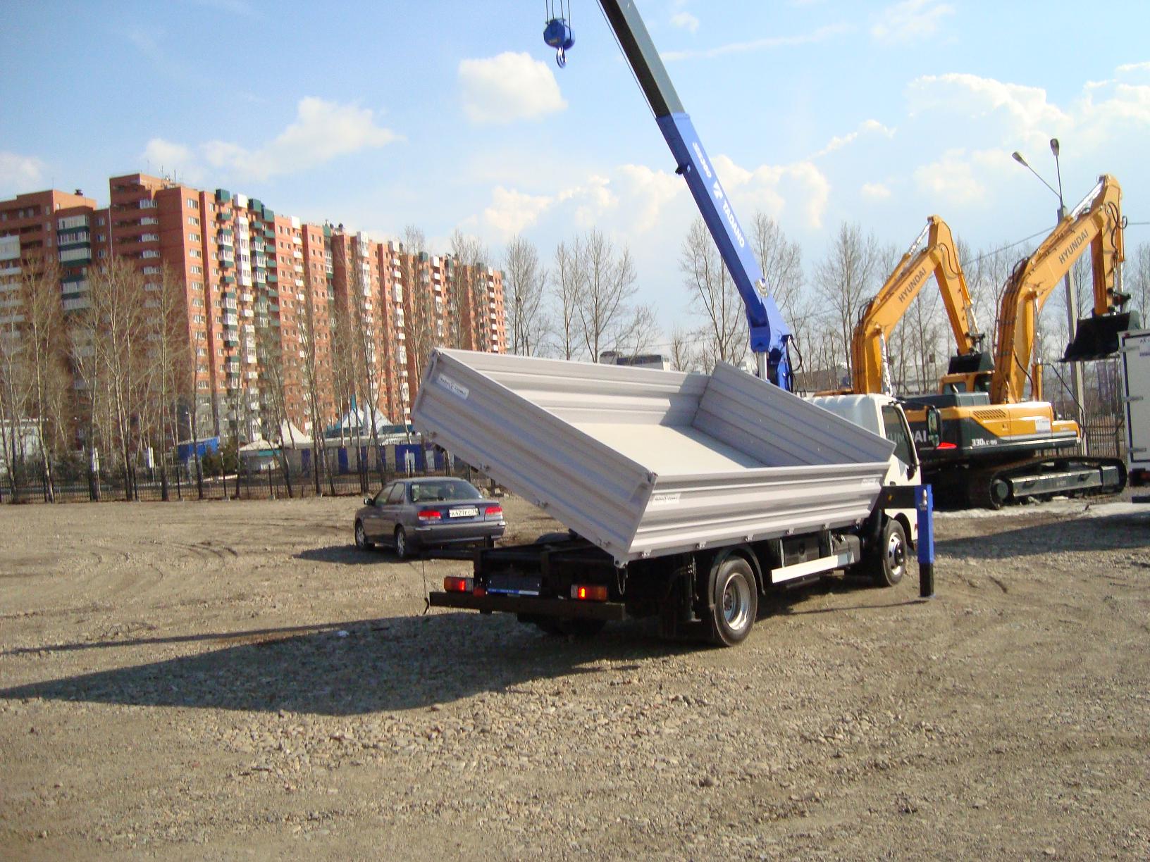 HINO 300 с самосвальной установкой и КМУ