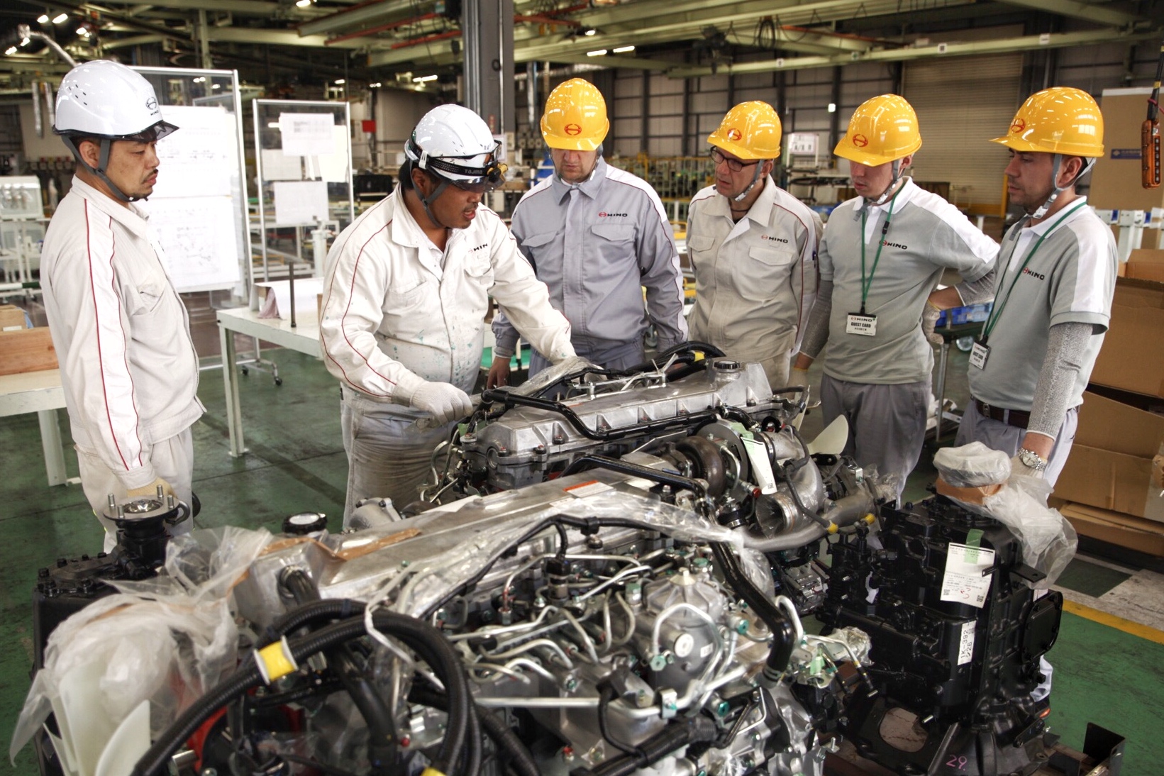 Российские специалисты по сборке и производству грузовиков Hino прошли обучение в Японии