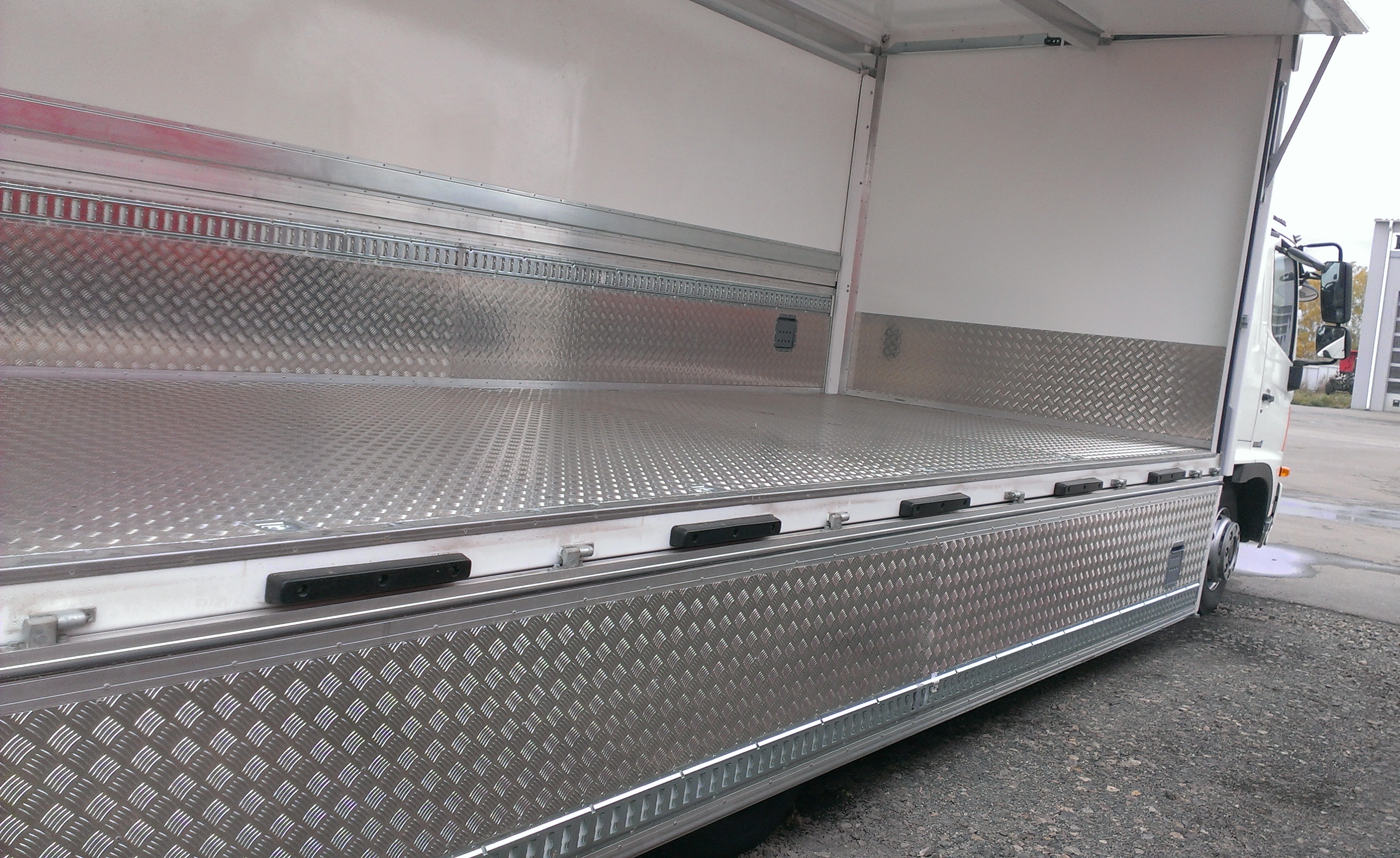 HINO с фургоном «Swing-master» с трехсторонней погрузкой