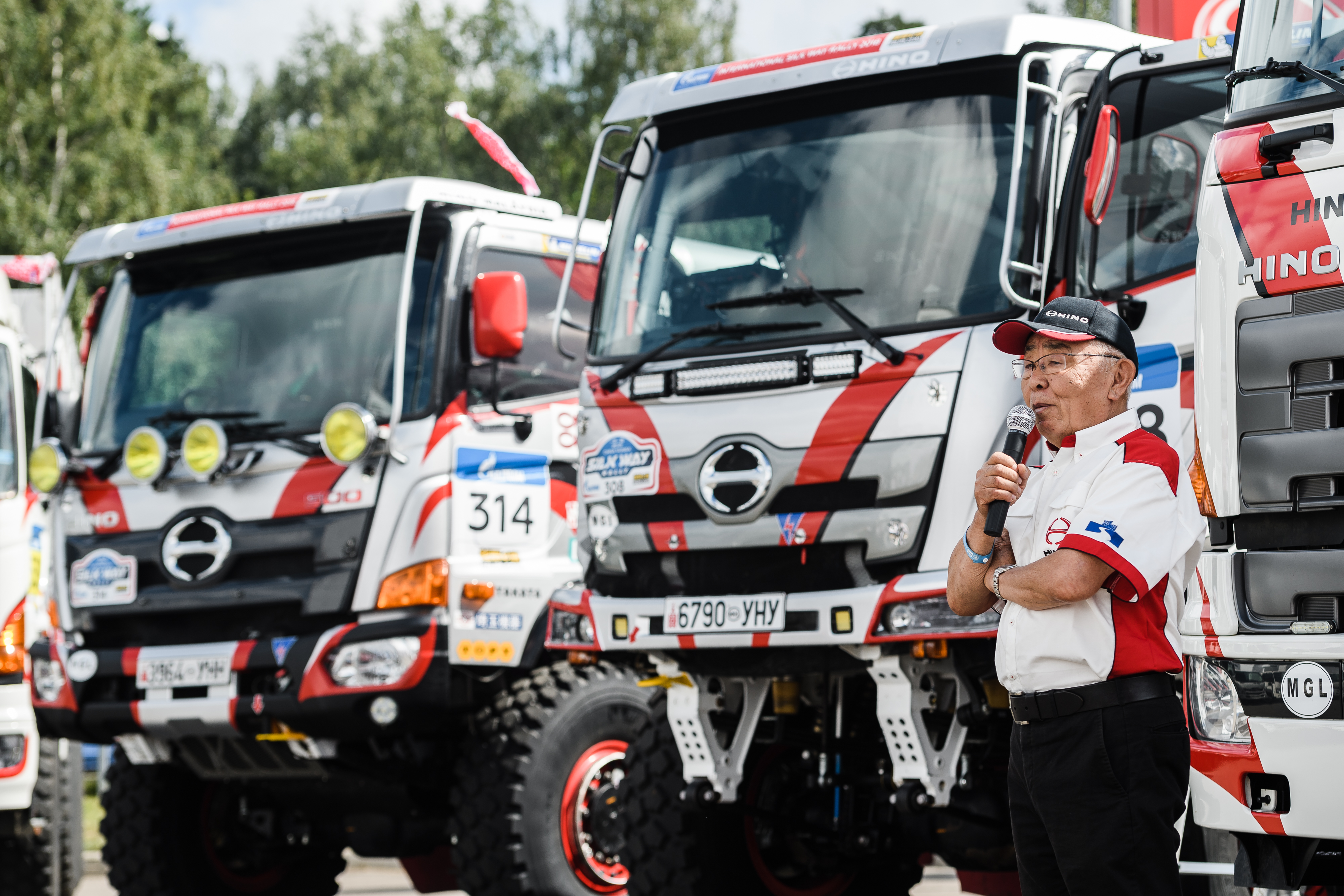 Экспозиция раллийных грузовиков и встреча с HINO TEAM SUGAWARA в Москве