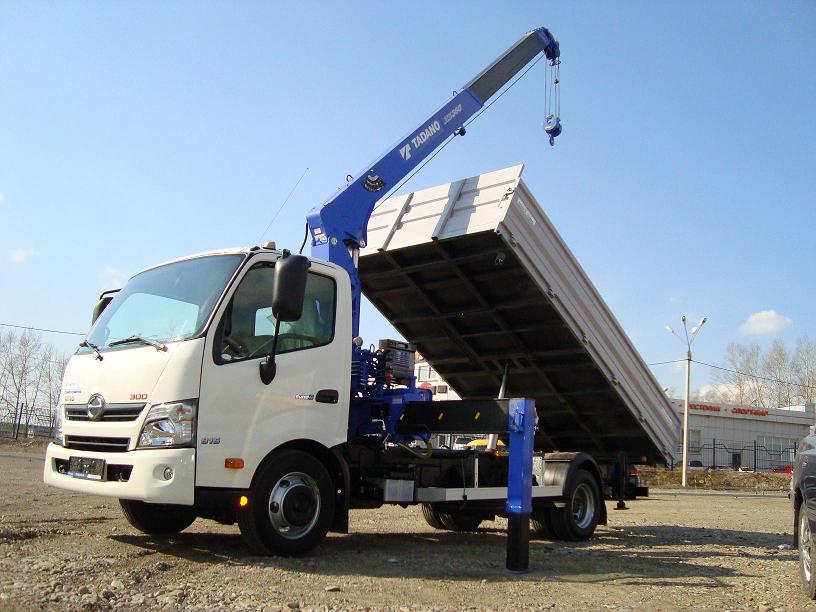 HINO 300 с самосвальной установкой и КМУ