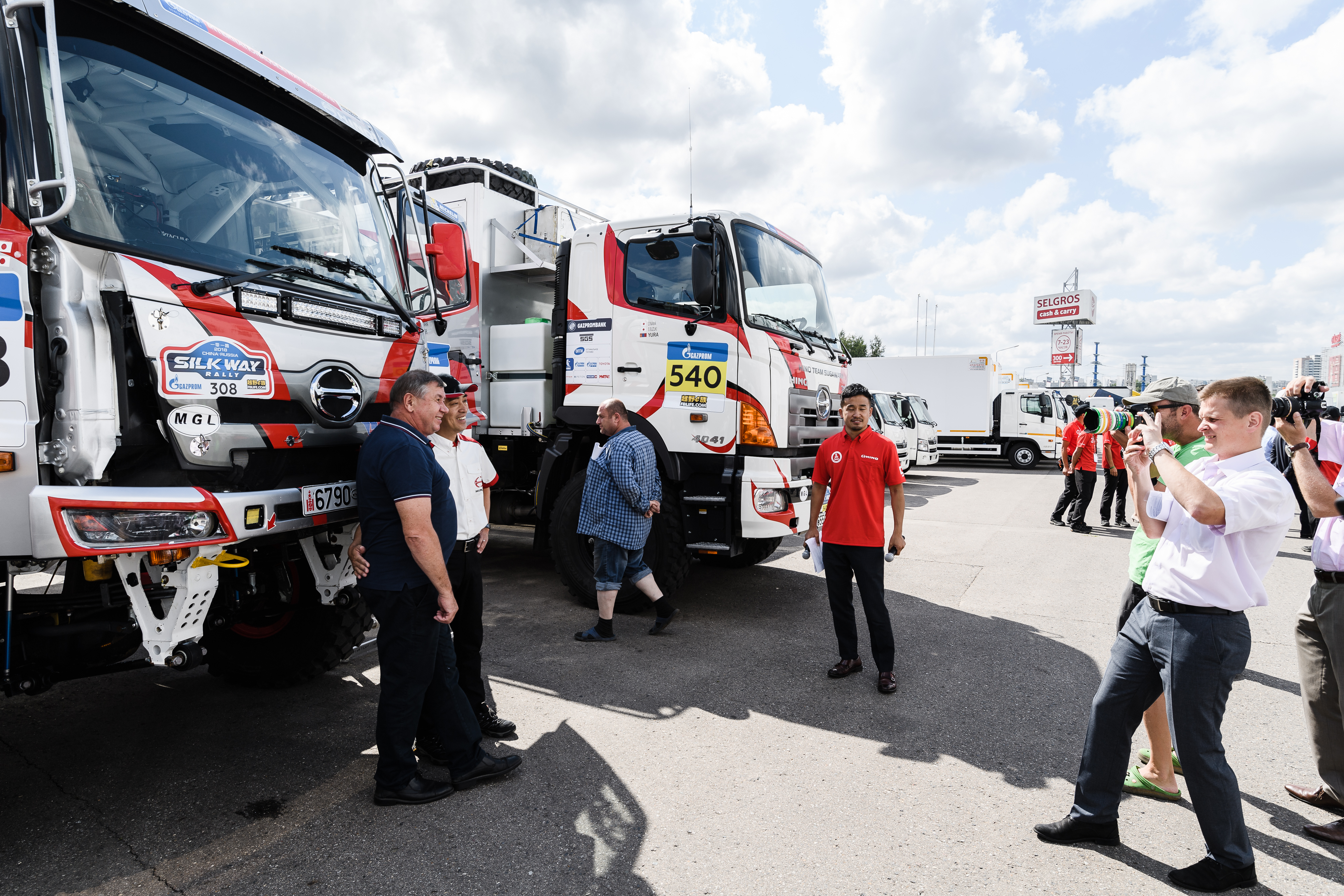 Экспозиция раллийных грузовиков и встреча с HINO TEAM SUGAWARA в Москве
