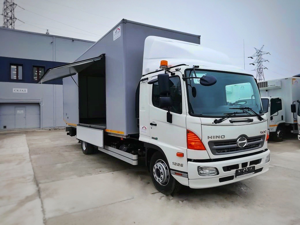 HINO 500 GD8JMUG для перевозки коллекционных автомобилей