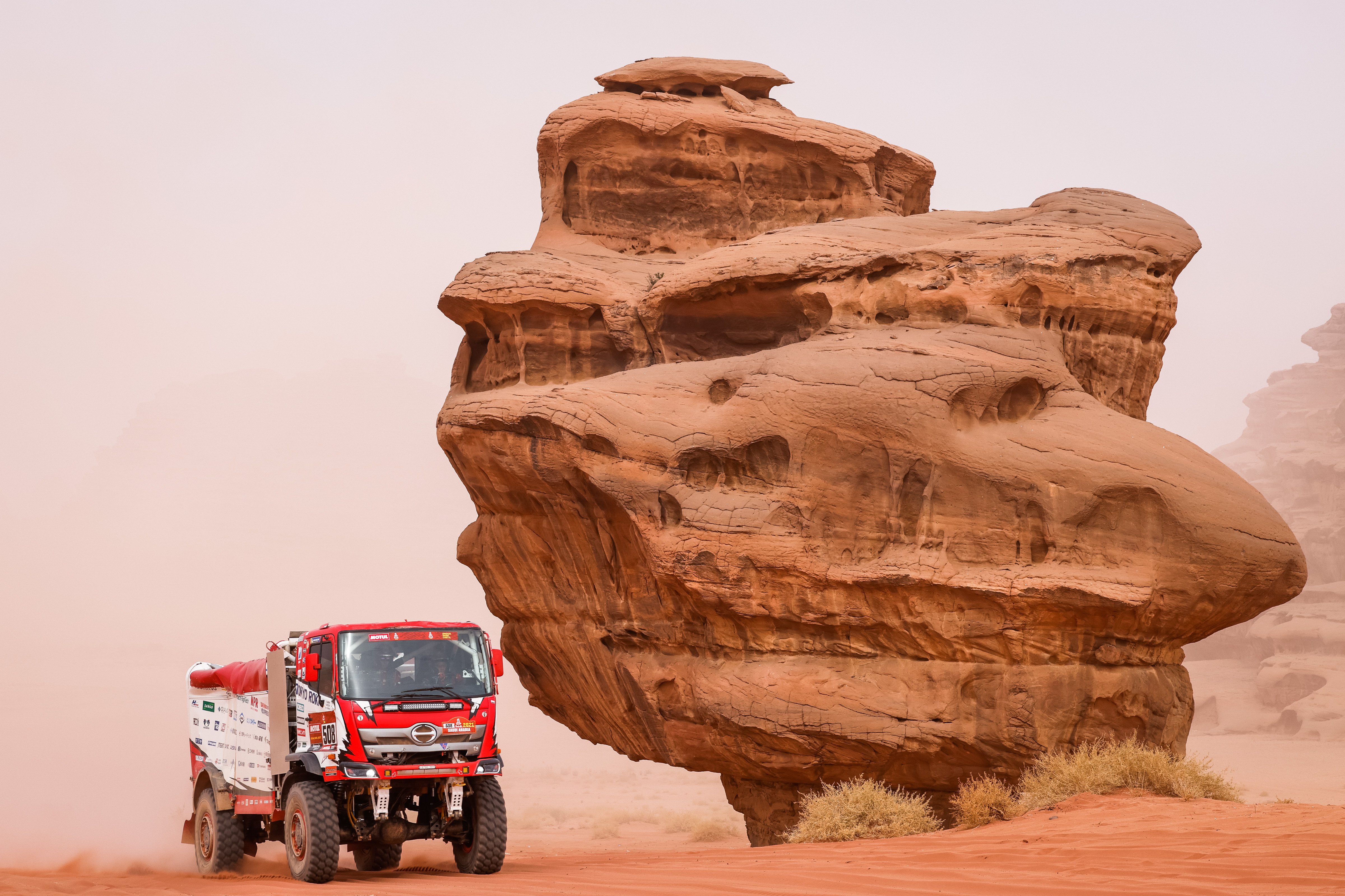 Грузовик HINO 500 в ралли «Дакар-2021»