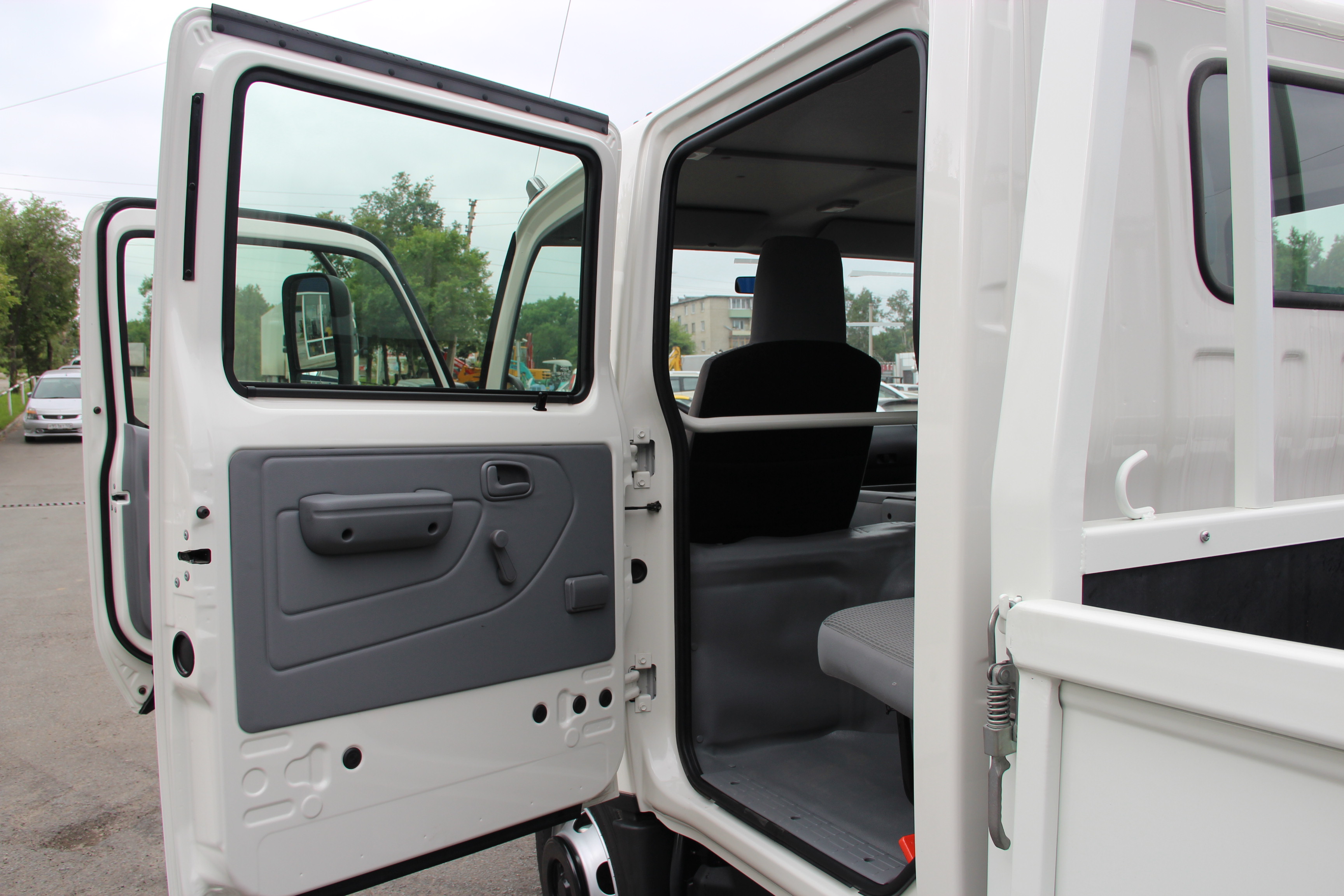 HINO с двойной кабиной для компании «Роснефть»