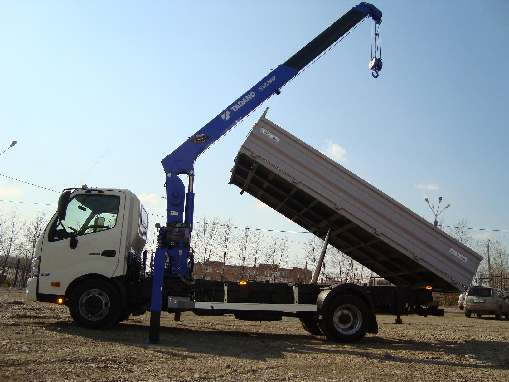 HINO 300 с самосвальной установкой и КМУ