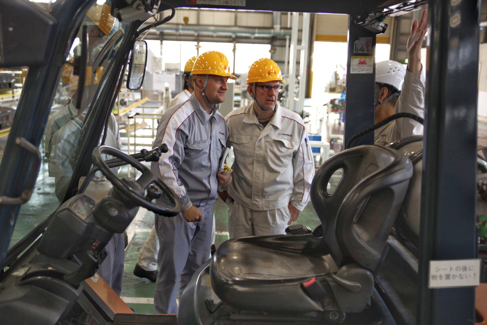 Российские специалисты по сборке и производству грузовиков Hino прошли обучение в Японии